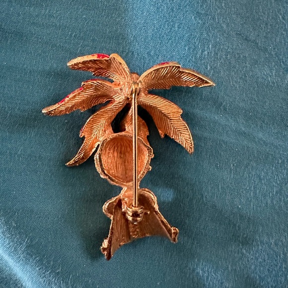 Vintage holiday pin with green crystal stones in eyes and on poinsettia - Picture 2 of 3